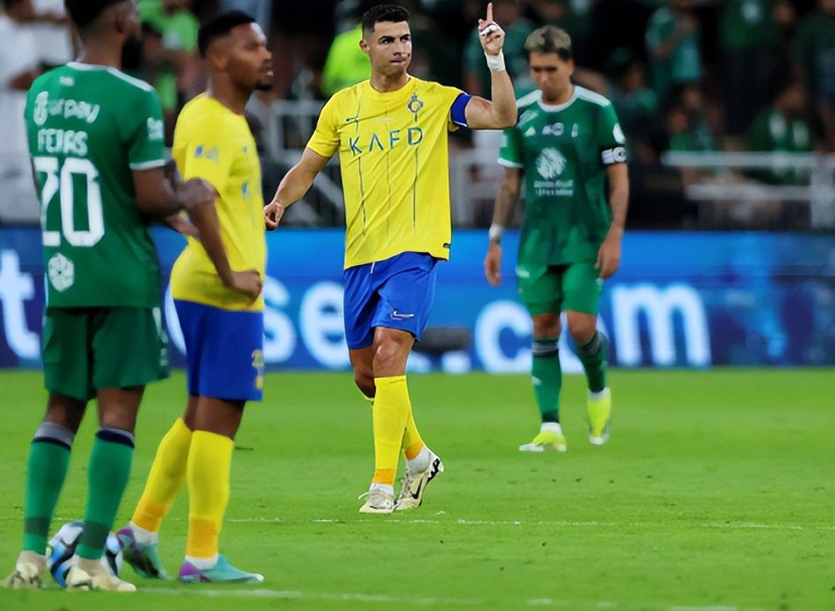 包含曼联不断突破！，C罗连续二十场比赛得分超过出色发挥观众掌声雷动的词条